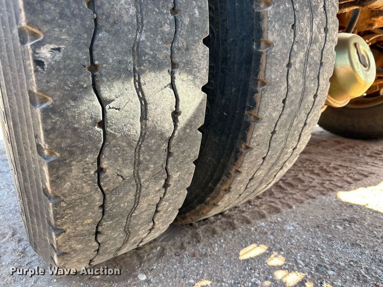 image for item KM9820 2005 Mack CH613  semi truck