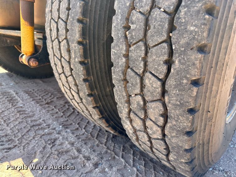 image for item KM9820 2005 Mack CH613  semi truck