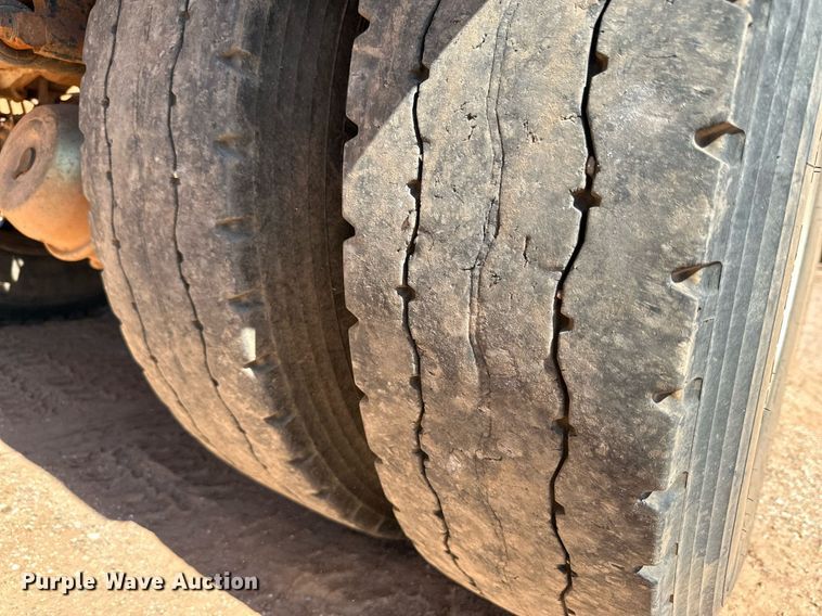 image for item KM9820 2005 Mack CH613  semi truck