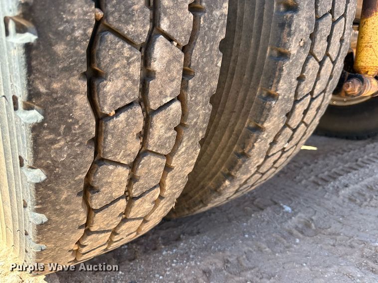 image for item KM9820 2005 Mack CH613  semi truck