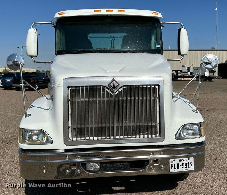 image for item KM9830 2002 International 9200i  semi truck