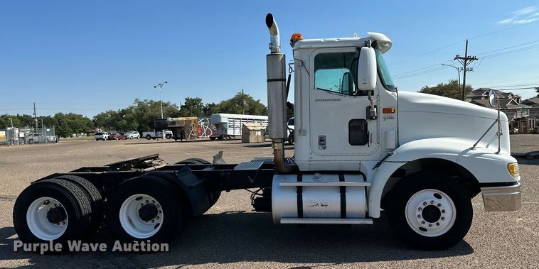 image for item KM9830 2002 International 9200i  semi truck
