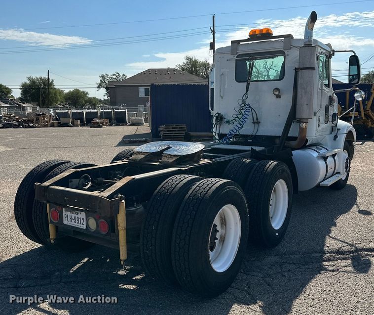 image for item KM9830 2002 International 9200i  semi truck