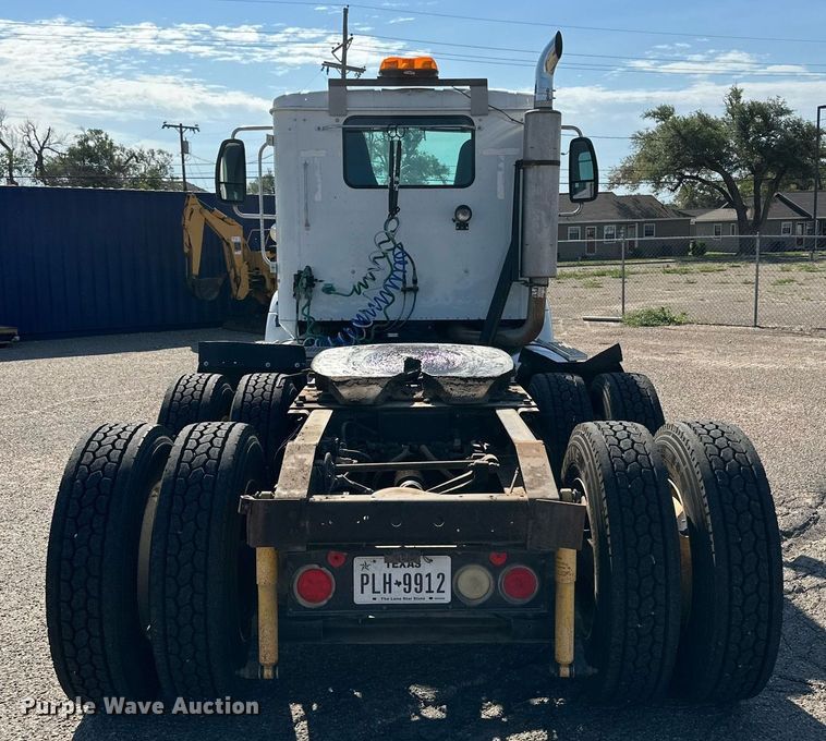 image for item KM9830 2002 International 9200i  semi truck