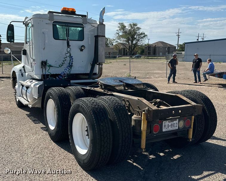 image for item KM9830 2002 International 9200i  semi truck