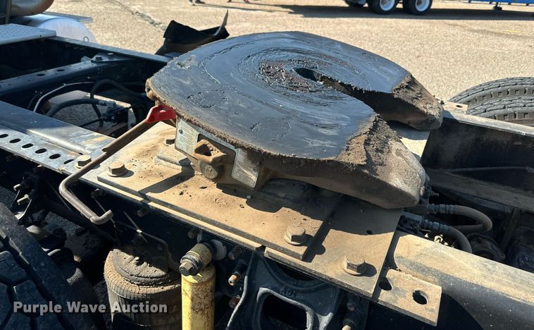 image for item KM9830 2002 International 9200i  semi truck