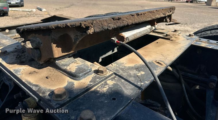 image for item KM9830 2002 International 9200i  semi truck