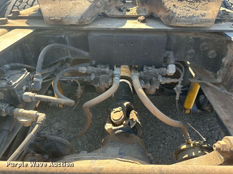 image for item KM9830 2002 International 9200i  semi truck