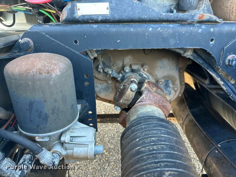 image for item KM9830 2002 International 9200i  semi truck