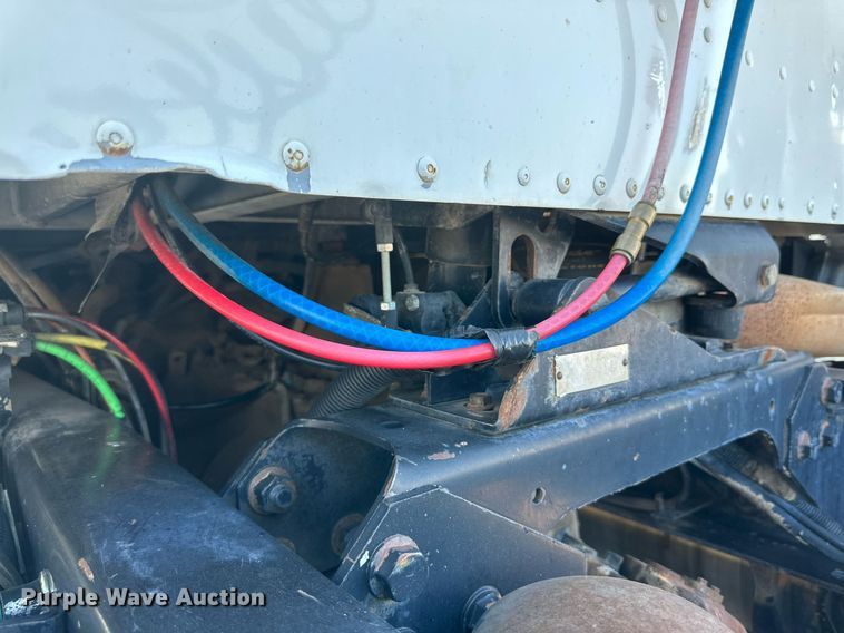 image for item KM9830 2002 International 9200i  semi truck