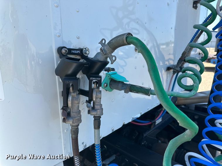 image for item KM9830 2002 International 9200i  semi truck