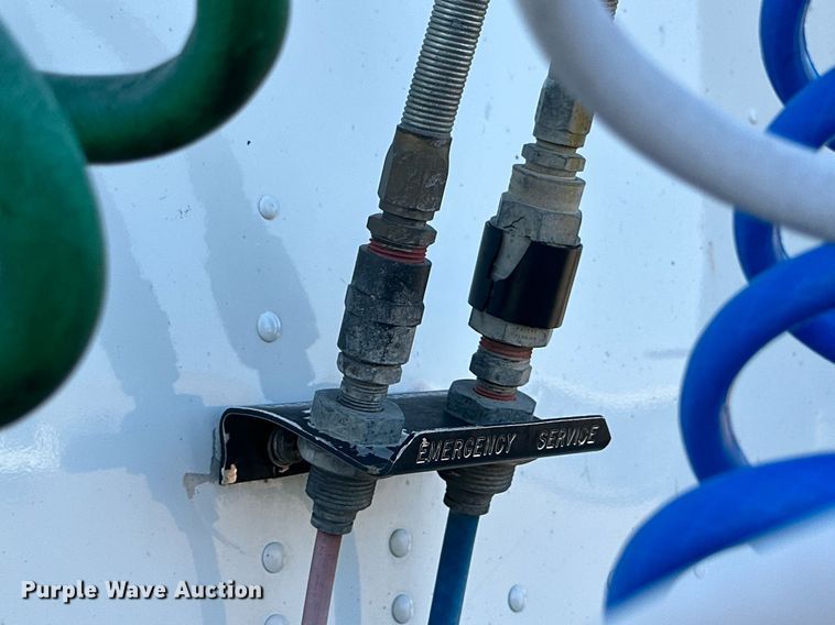 image for item KM9830 2002 International 9200i  semi truck