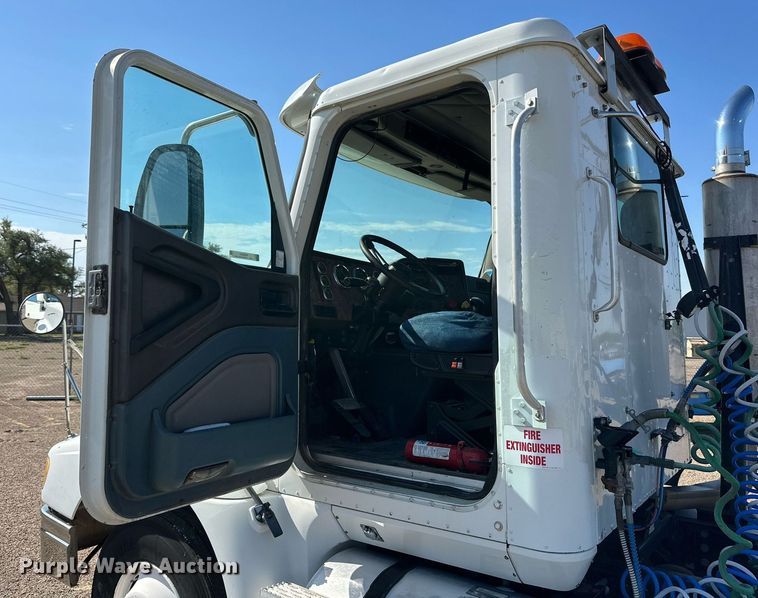 image for item KM9830 2002 International 9200i  semi truck