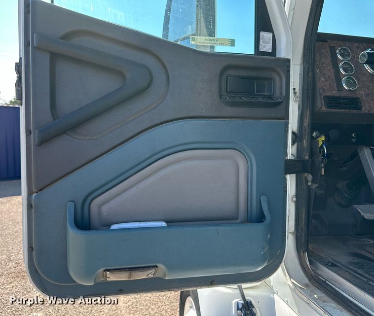 image for item KM9830 2002 International 9200i  semi truck