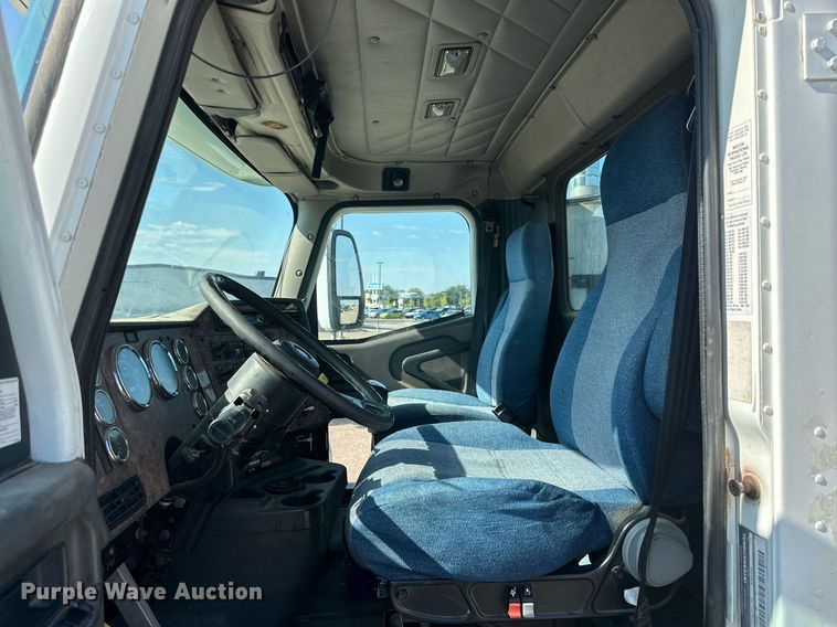 image for item KM9830 2002 International 9200i  semi truck