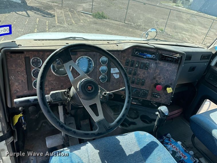 image for item KM9830 2002 International 9200i  semi truck