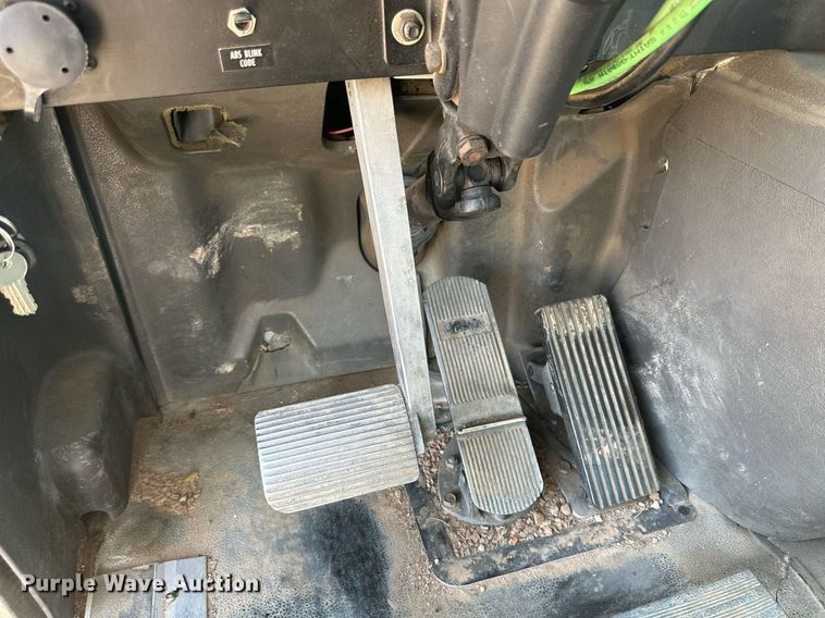 image for item KM9830 2002 International 9200i  semi truck