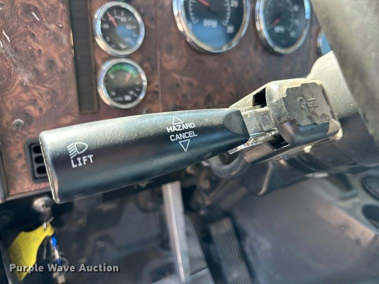 image for item KM9830 2002 International 9200i  semi truck