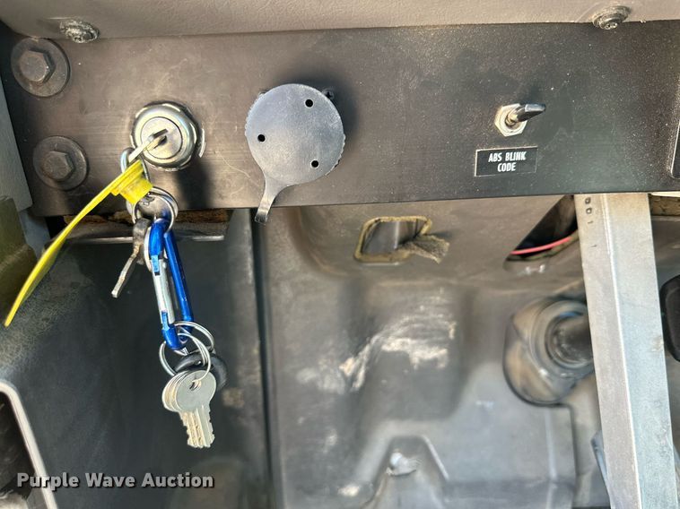 image for item KM9830 2002 International 9200i  semi truck