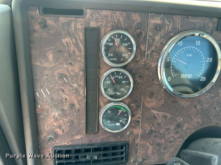 image for item KM9830 2002 International 9200i  semi truck