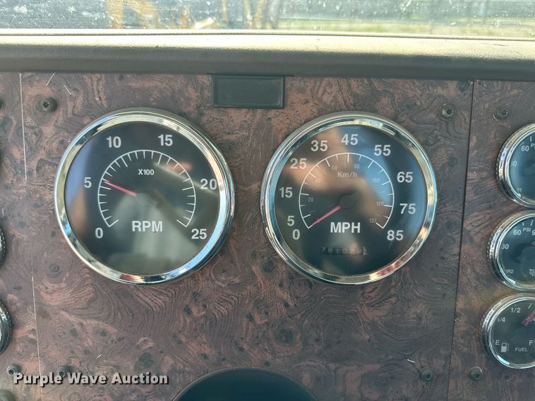 image for item KM9830 2002 International 9200i  semi truck