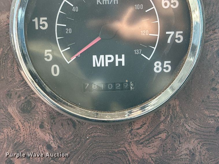 image for item KM9830 2002 International 9200i  semi truck