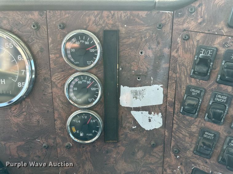 image for item KM9830 2002 International 9200i  semi truck