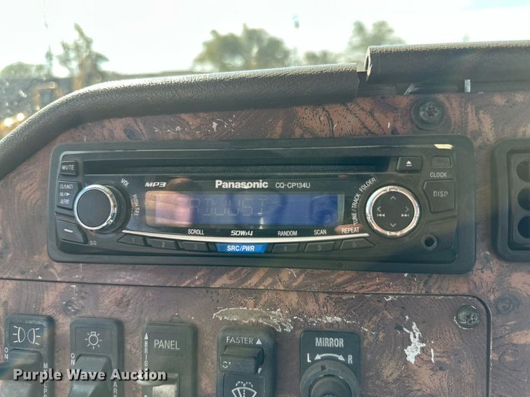 image for item KM9830 2002 International 9200i  semi truck