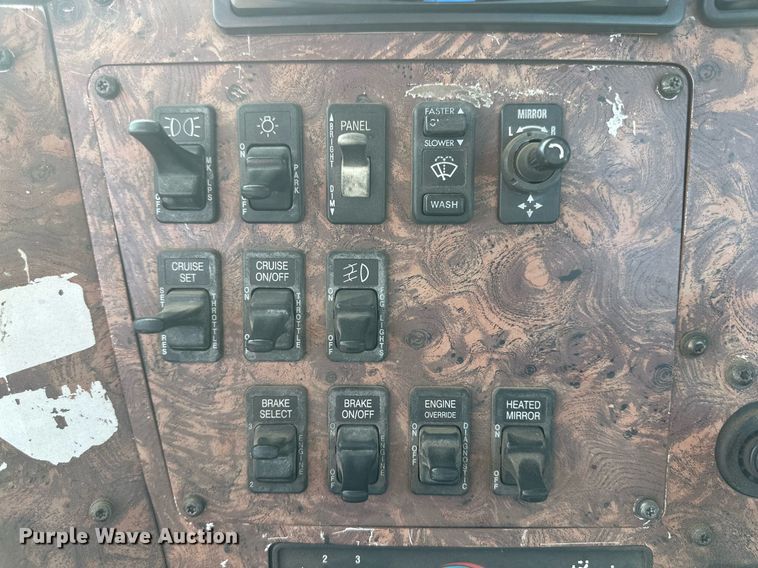 image for item KM9830 2002 International 9200i  semi truck