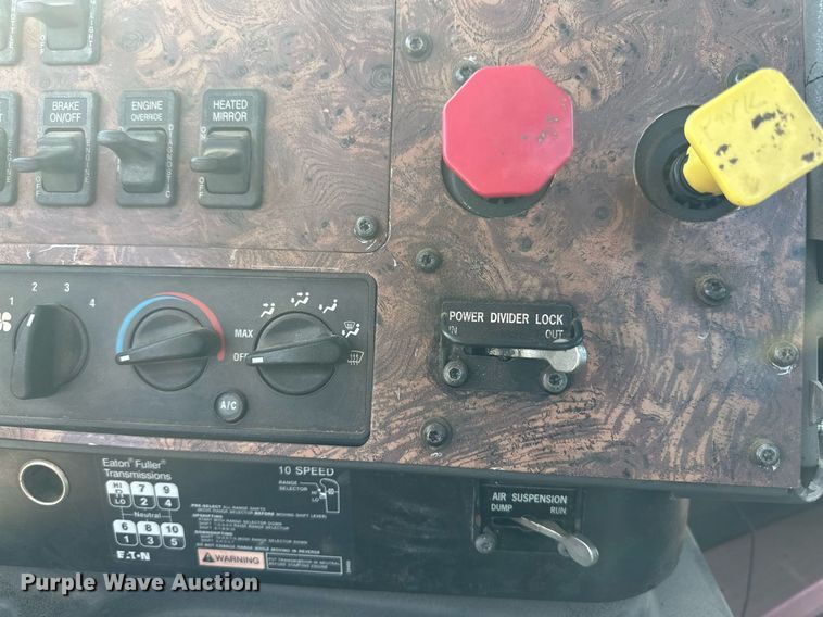 image for item KM9830 2002 International 9200i  semi truck