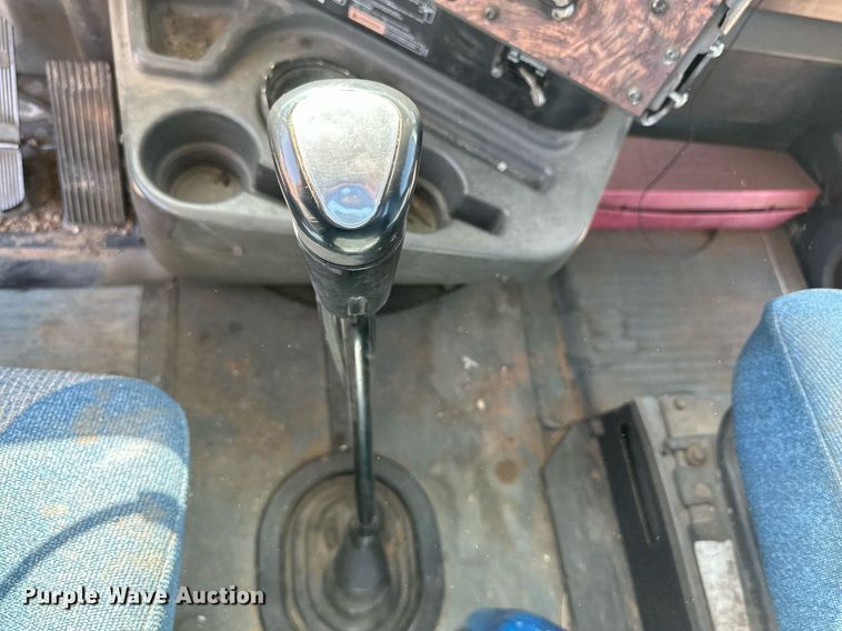 image for item KM9830 2002 International 9200i  semi truck