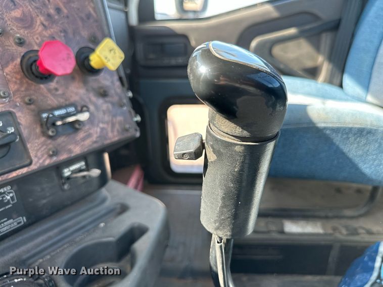 image for item KM9830 2002 International 9200i  semi truck