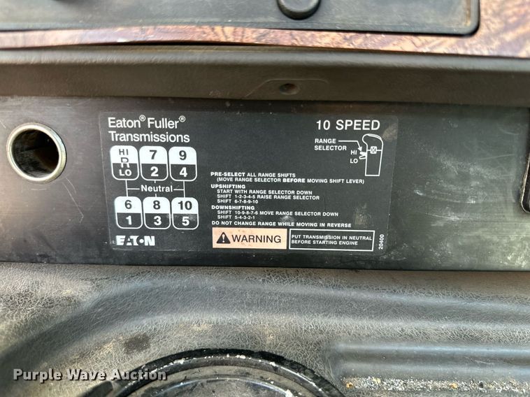 image for item KM9830 2002 International 9200i  semi truck