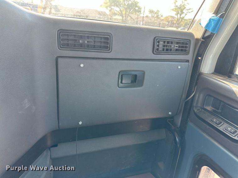 image for item KM9830 2002 International 9200i  semi truck