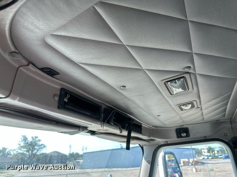 image for item KM9830 2002 International 9200i  semi truck