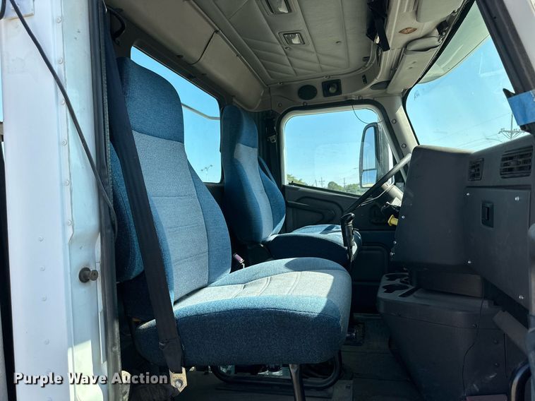 image for item KM9830 2002 International 9200i  semi truck