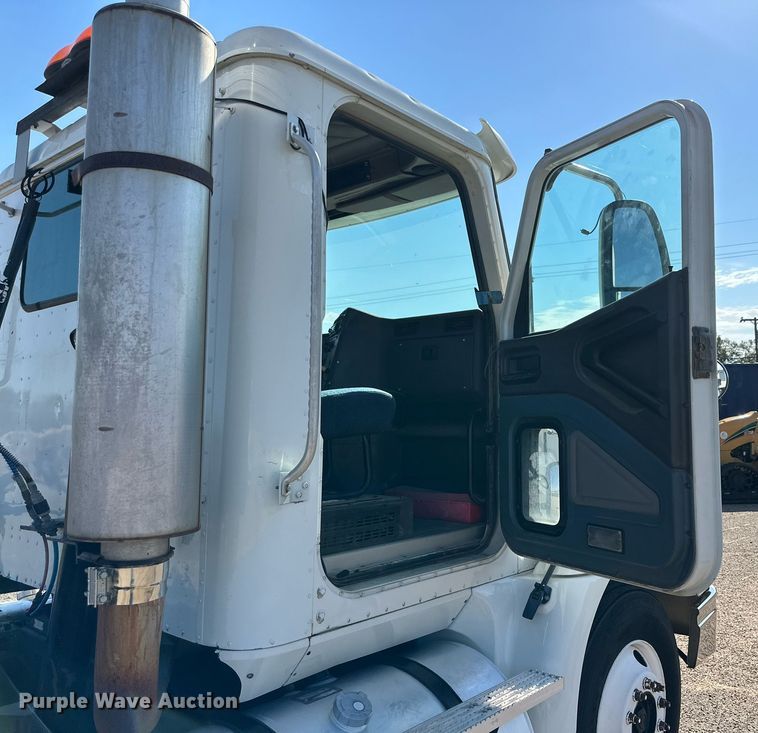 image for item KM9830 2002 International 9200i  semi truck