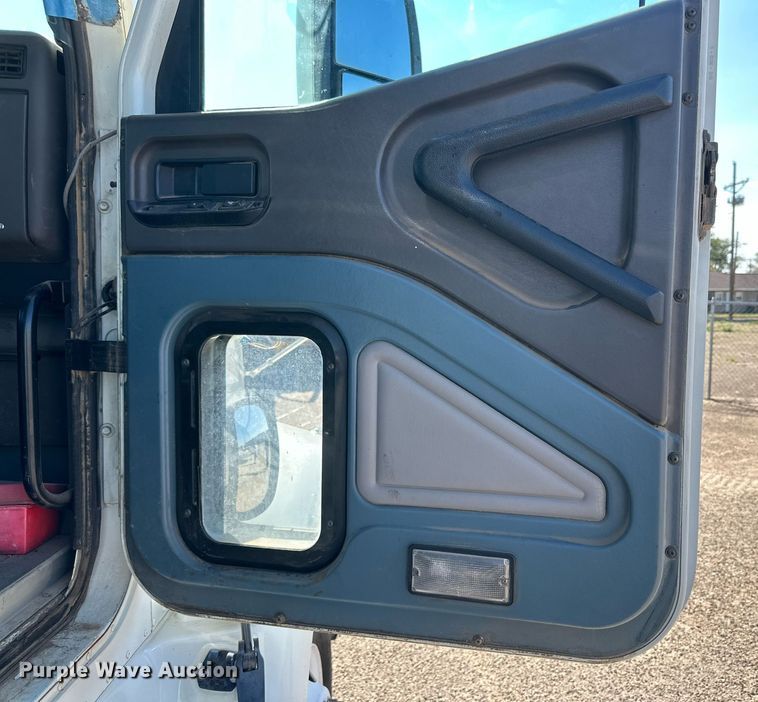 image for item KM9830 2002 International 9200i  semi truck