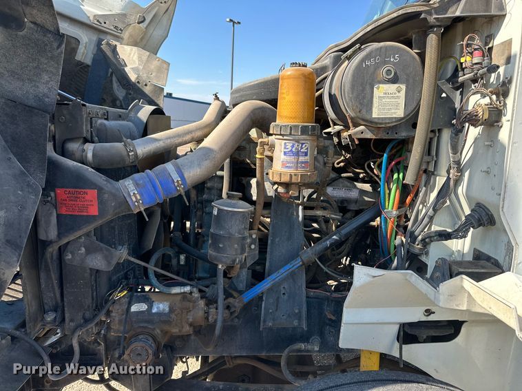 image for item KM9830 2002 International 9200i  semi truck