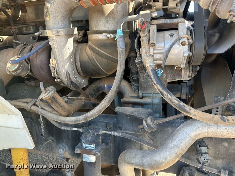 image for item KM9830 2002 International 9200i  semi truck