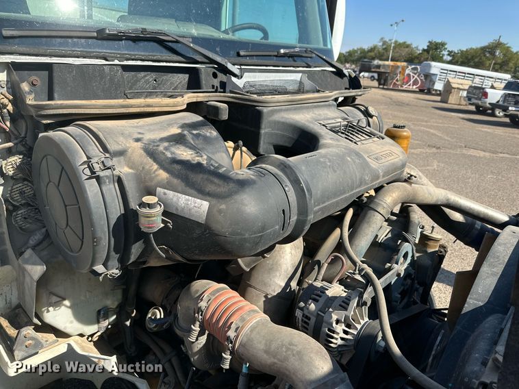 image for item KM9830 2002 International 9200i  semi truck