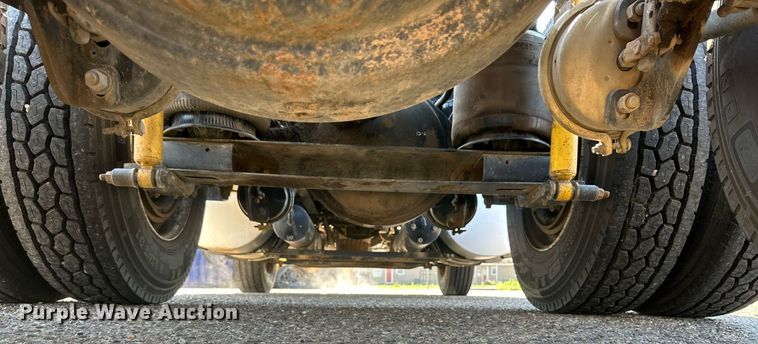 image for item KM9830 2002 International 9200i  semi truck