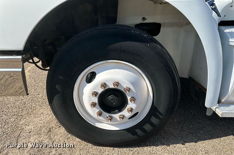 image for item KM9830 2002 International 9200i  semi truck