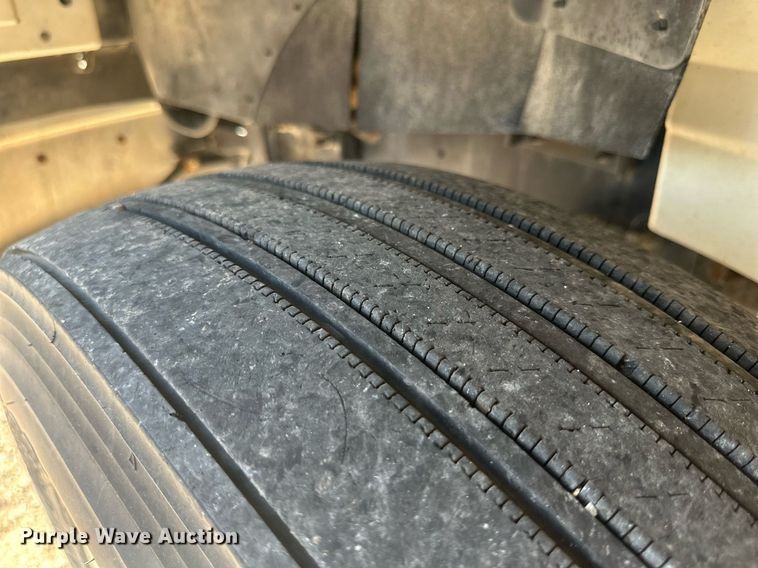 image for item KM9830 2002 International 9200i  semi truck