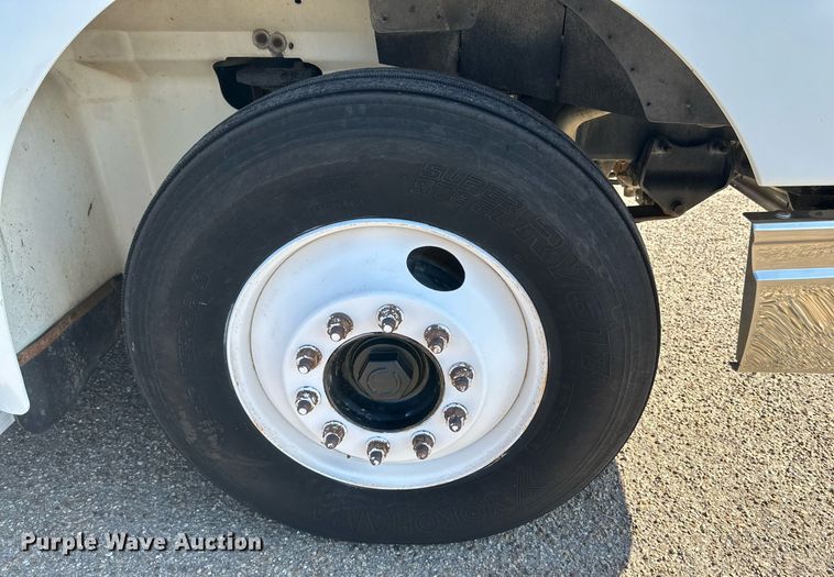 image for item KM9830 2002 International 9200i  semi truck