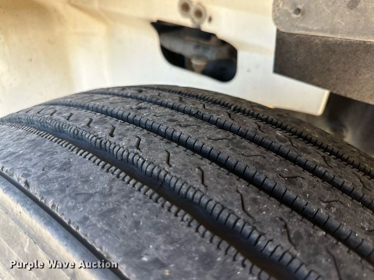 image for item KM9830 2002 International 9200i  semi truck