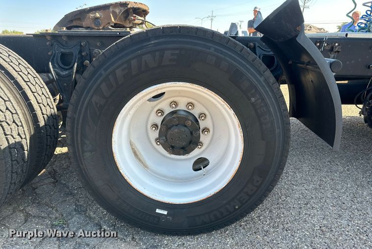 image for item KM9830 2002 International 9200i  semi truck