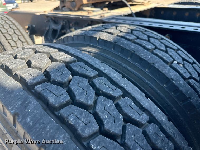 image for item KM9830 2002 International 9200i  semi truck