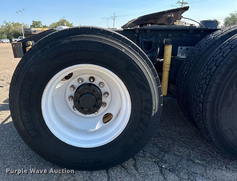 image for item KM9830 2002 International 9200i  semi truck