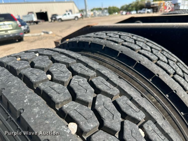 image for item KM9830 2002 International 9200i  semi truck